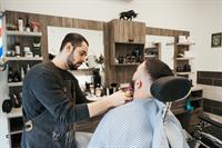 TAGLIO CLASSICO/A PELLE + MODELLATURA BARBA