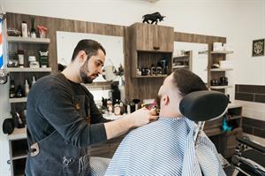 TAGLIO CLASSICO/A PELLE + MODELLATURA BARBA