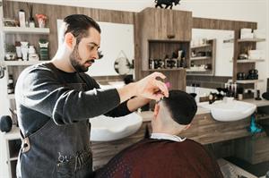 TAGLIO CLASSICO/A PELLE+ SAGOMATURA BARBA